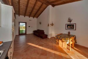 sala de estar con sofá y mesa en Lavanda Country House, en Pescia Romana