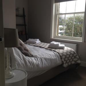 1 dormitorio con 2 camas y ventana en Te Papa, en Ramsgate