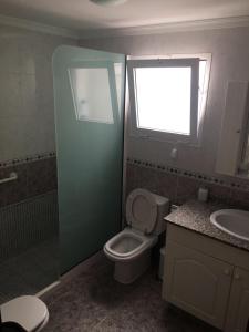 アリナガにあるApart Juan de Cardonaのバスルーム(トイレ、シャワー、シンク付)
