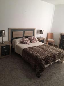 アリナガにあるApart Juan de Cardonaのベッドルーム1室(ベッド1台、テーブル2台、ランプ2つ付)