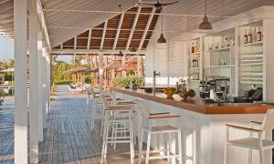 een buitenbar met witte krukken in een resort bij Estepona Luxe top appartement in finca de cortesin d38 in Estepona