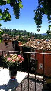 ルシヨンにあるLa Dame Au Balconの花瓶