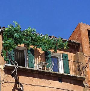 ルシヨンにあるLa Dame Au Balconのバルコニー(テーブル、椅子付)