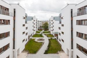 an aerial view of a courtyard between two buildings at Apartamenty Platan in Świnoujście