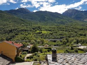 A general mountain view or a mountain view taken from Az apartmant