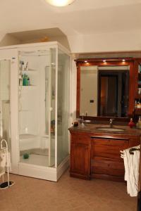 A bathroom at Casa chanoux