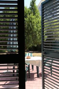 una finestra con vista su un tavolo e un tavolo di Kula Park Studio a Spalato (Split)