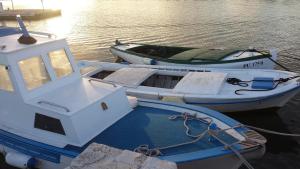 twee kleine boten zijn aangemeerd in het water bij Apartment Leonardo in Medulin