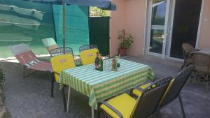 Patio alebo iná vonkajšia časť ubytovania Guest House Violeta + 34 fotografií