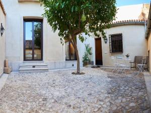 a house with a tree in the courtyard at Apartamentos San Pablo in Cáceres