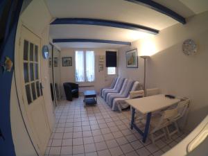 - un salon avec un canapé et une table dans l'établissement Maison de Pêcheurs en centre ville, à Deauville