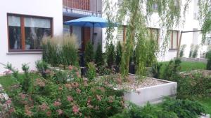 Vonkajšia záhrada v ubytovaní Apartament Osiedle Garnizon