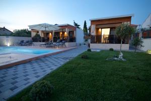 Bazén v ubytování Tomica Apartments with Pool nebo v jeho okolí