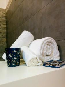 アグローポリにあるSweet Home Cilentoのバスルームの洗面台にタオルとカップ