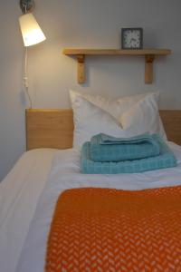 Letto o letti in una camera di Hotell Oskar
