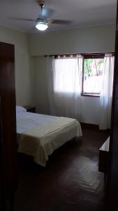 Кровать или кровати в номере Casa con garage y patio - 6 personas - 26 y 45
