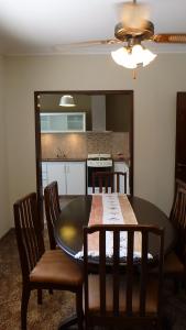 mesa de comedor con sillas y cocina en Casa con garage y patio - 6 personas - 26 y 45 en La Plata