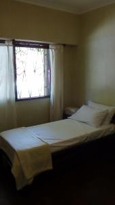 a bed in a room with a window at Casa con garage y patio - 6 personas - 26 y 45 in La Plata