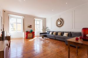 ein Wohnzimmer mit einem Sofa und einem Tisch in der Unterkunft Tejo Vintage Three-Bedroom Apartment - by LU Holidays in Lissabon