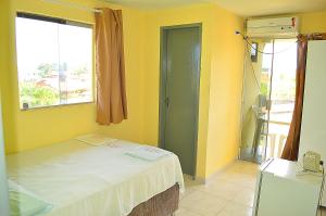 Habitación con cama en habitación con ventana en Pousada Refúgio do Forte en Itamaracá