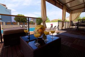 Bazén v ubytování Tomica Apartments with Pool nebo v jeho okolí