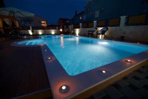 Bazén v ubytování Tomica Apartments with Pool nebo v jeho okolí