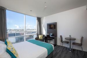 Letto o letti in una camera di Quest Henderson Apartment Hotel