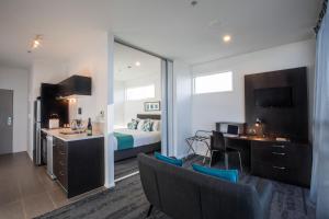 Cucina o angolo cottura di Quest Henderson Apartment Hotel