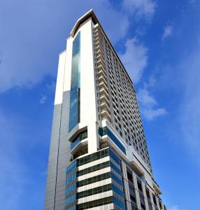 クアラルンプールにあるOne Bukit Ceylon by Homes Asianの背景の青空の高い建物