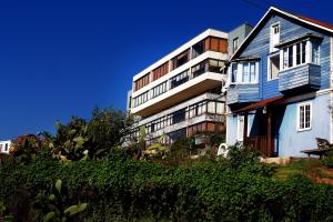 een appartementencomplex met een blauw-wit gebouw bij Departamento Cerro Alegre 113 in Valparaíso