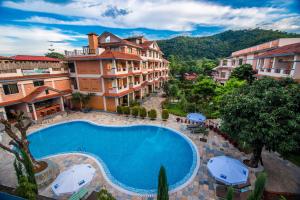 Kolam renang di atau dekat dengan Mount Kailash Resort