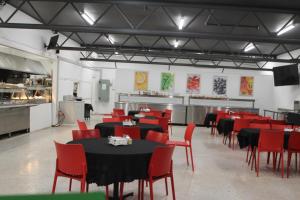 AAOK卡拉萨大篷车公园汽车旅馆餐厅或其他用餐的地方