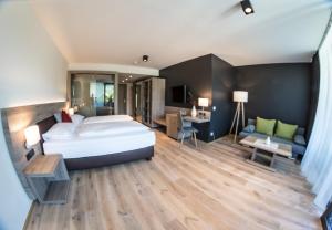 een hotelkamer met een bed en een bank bij Weinlodge Siedler in Mautern