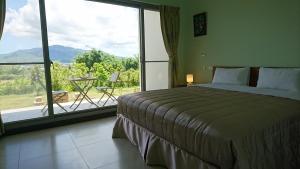 Vista generica sulle montagne o vista sulle montagne dall'interno del bed & breakfast
