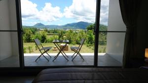 Vista generica sulle montagne o vista sulle montagne dall'interno del bed & breakfast