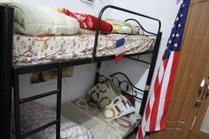 Tempat tidur dalam kamar di Bunksurfing Hostel