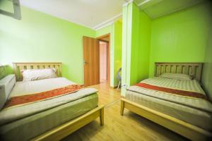 Mongolian Vision Tours tesisinde bir odada yatak veya yataklar