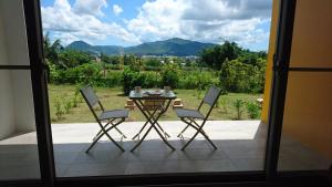 Vista generica sulle montagne o vista sulle montagne dall'interno del bed & breakfast