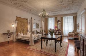 Postel nebo postele na pokoji v ubytování Hotel Orphée - Großes Haus