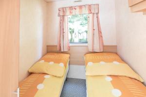 Holiday Lodge客房内的一张或多张床位