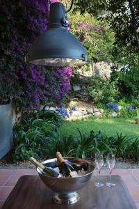 eine Schüssel mit Weinflaschen und Weingläsern auf dem Tisch in der Unterkunft Monaco Country Park in Roquebrune-Cap-Martin