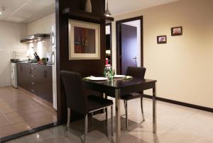 Kuchyň nebo kuchyňský kout v ubytování The Eclipse Boutique Suites