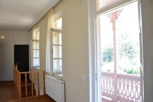 un corridoio con una grande finestra e una scala di Hotel Canyon a Tbilisi City