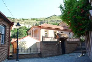 una casa de ladrillo con escalera y luz de la calle en Hotel Canyon, en Tiflis