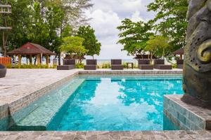 Bazén v ubytování Maneetel Krabi Beachfront-SHA Plus nebo v jeho okolí