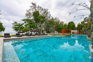 Bazén v ubytování Maneetel Krabi Beachfront-SHA Plus nebo v jeho okolí