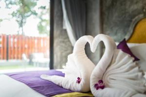 Postel nebo postele na pokoji v ubytování Maneetel Krabi Beachfront-SHA Plus