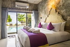 Cama ou camas em um quarto em Maneetel Krabi Beachfront-SHA Plus mais 37 fotos