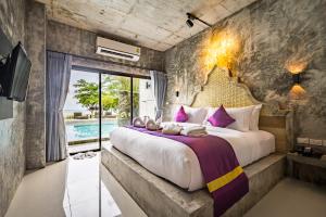 Postel nebo postele na pokoji v ubytování Maneetel Krabi Beachfront-SHA Plus