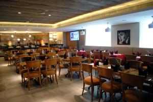 Restaurace v ubytování Versailles by Vieras Hotel